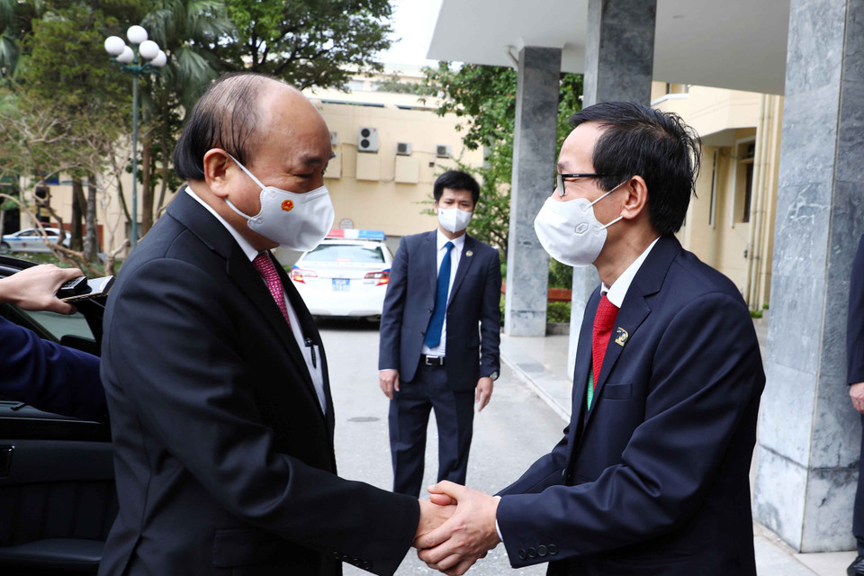 Giáo sư-tiến sỹ Nguyễn Văn Minh, Hiệu trưởng Trường Đại học Sư phạm Hà Nội đón Chủ tịch nước Nguyễn Xuân Phúc. (Ảnh: Phạm Kiên/TTXVN)