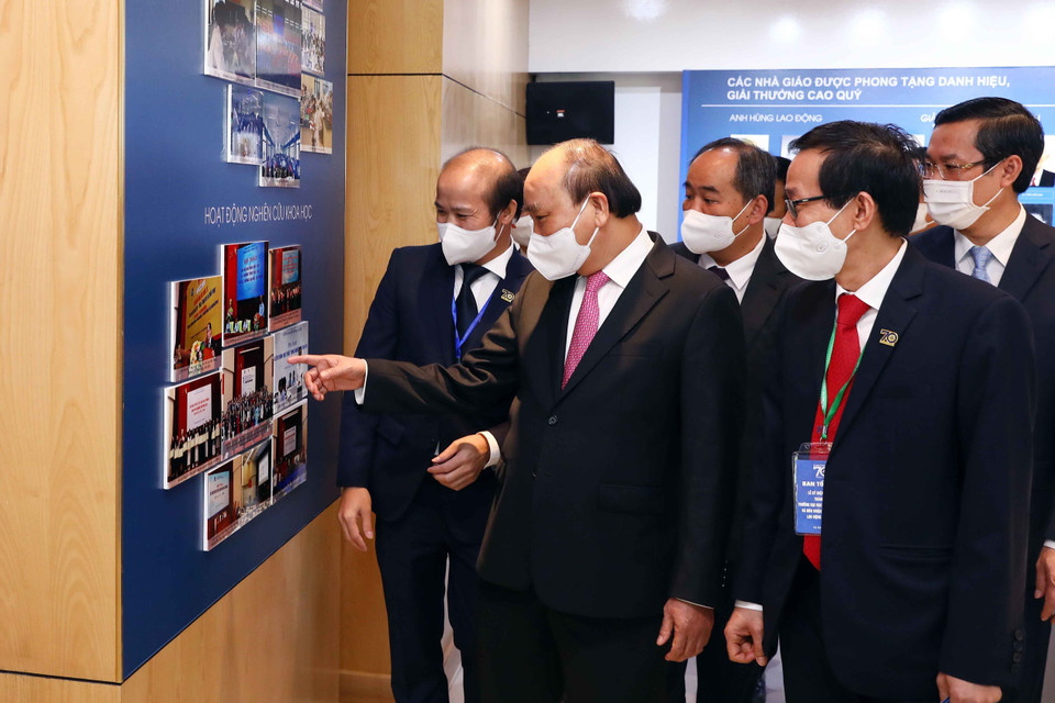 Chủ tịch nước Nguyễn Xuân Phúc thăm Phòng truyền thống của nhà trường. (Ảnh: Phạm Kiên/TTXVN)