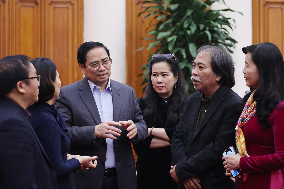 Thủ tướng Phạm Minh Chính với các đại biểu Liên hiệp các Hội Văn học Nghệ thuật Việt Nam. (Ảnh: Dương Giang/TTXVN)