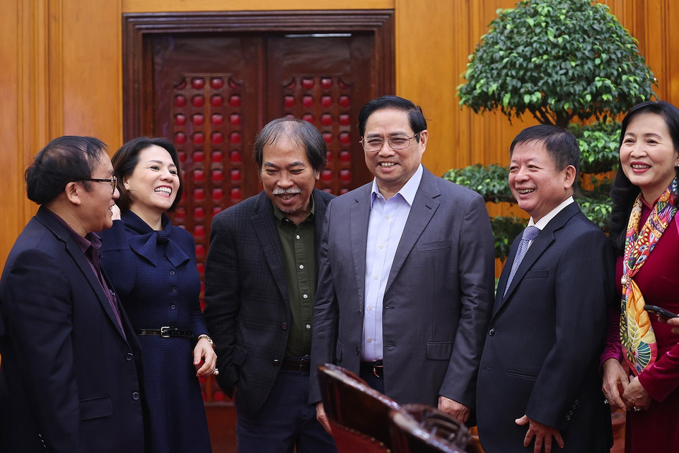 Thủ tướng Phạm Minh Chính với các đại biểu Liên hiệp các Hội Văn học Nghệ thuật Việt Nam. (Ảnh: Dương Giang/TTXVN)