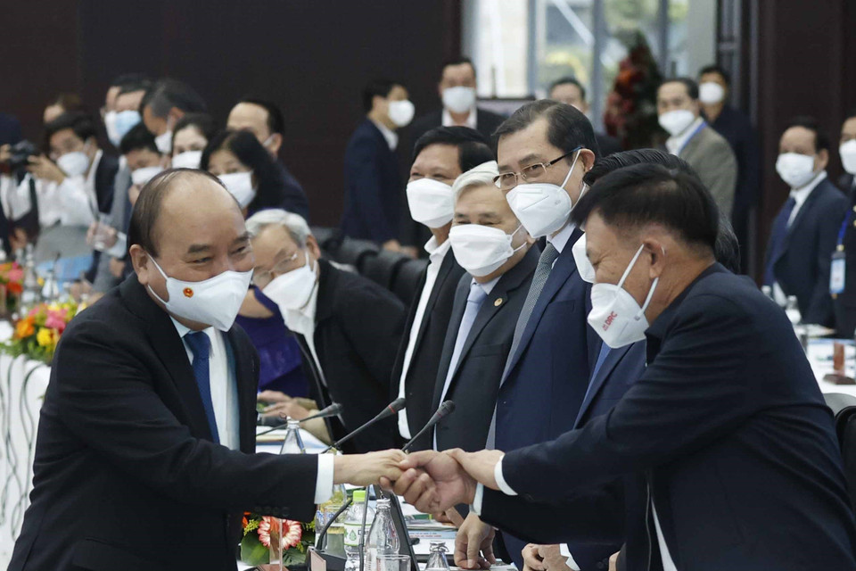 Chủ tịch nước Nguyễn Xuân Phúc với các đại biểu dự tọa đàm.(Ảnh: Thống Nhất/TTXVN)