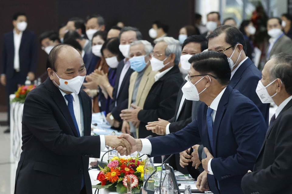 Chủ tịch nước Nguyễn Xuân Phúc với các đại biểu dự tọa đàm.(Ảnh: Thống Nhất/TTXVN)