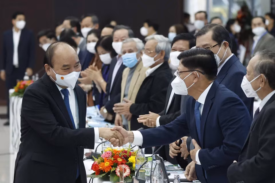 Chủ tịch nước Nguyễn Xuân Phúc với các đại biểu dự tọa đàm.(Ảnh: Thống Nhất/TTXVN)