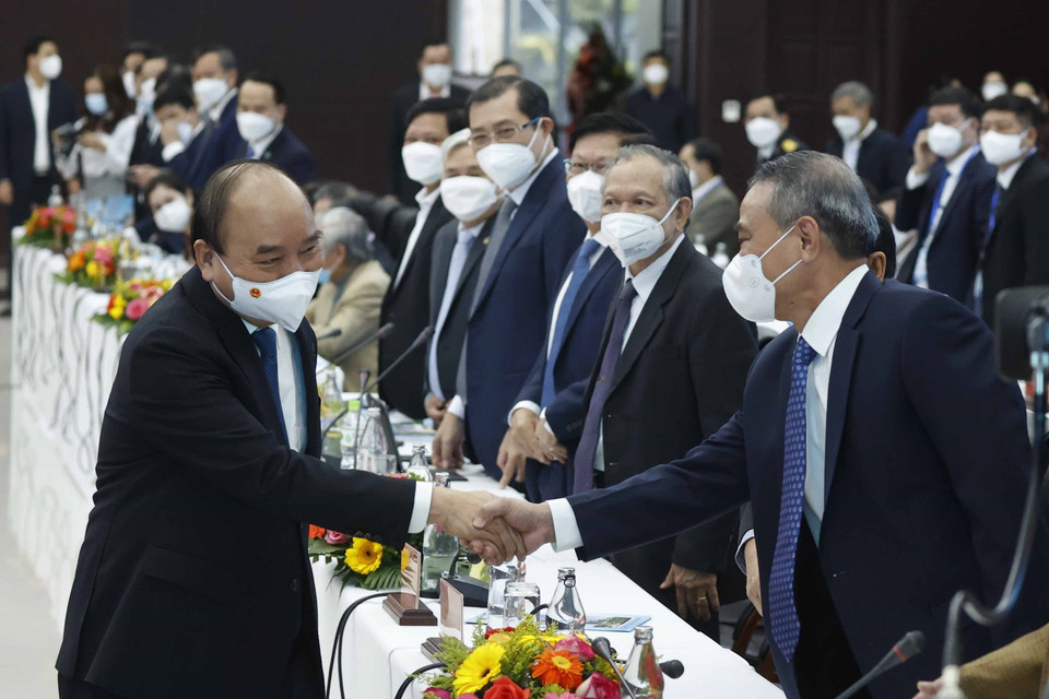 Chủ tịch nước Nguyễn Xuân Phúc với các đại biểu dự tọa đàm.(Ảnh: Thống Nhất/TTXVN)