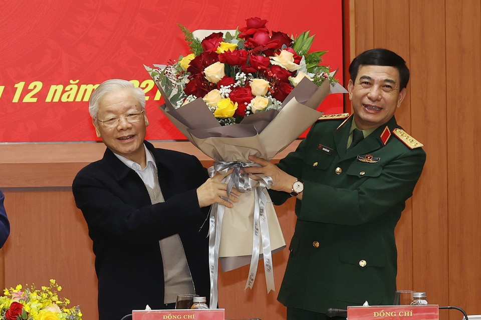 Thay mặt Quân ủy Trung ương, Đại tướng Phan Văn Giang, Ủy viên Bộ Chính trị, Phó Bí thư Quân ủy Trung ương, Bộ trưởng Bộ Quốc phòng tặng hoa chúc mừng Tổng Bí thư Nguyễn Phú Trọng, Bí thư Quân ủy Trung ương nhận Giải thưởng Lenin của Đoàn Chủ tịch Ban Chấp hành Trung ương Đảng Cộng sản Liên bang Nga. (Ảnh: Trí Dũng/TTXVN)