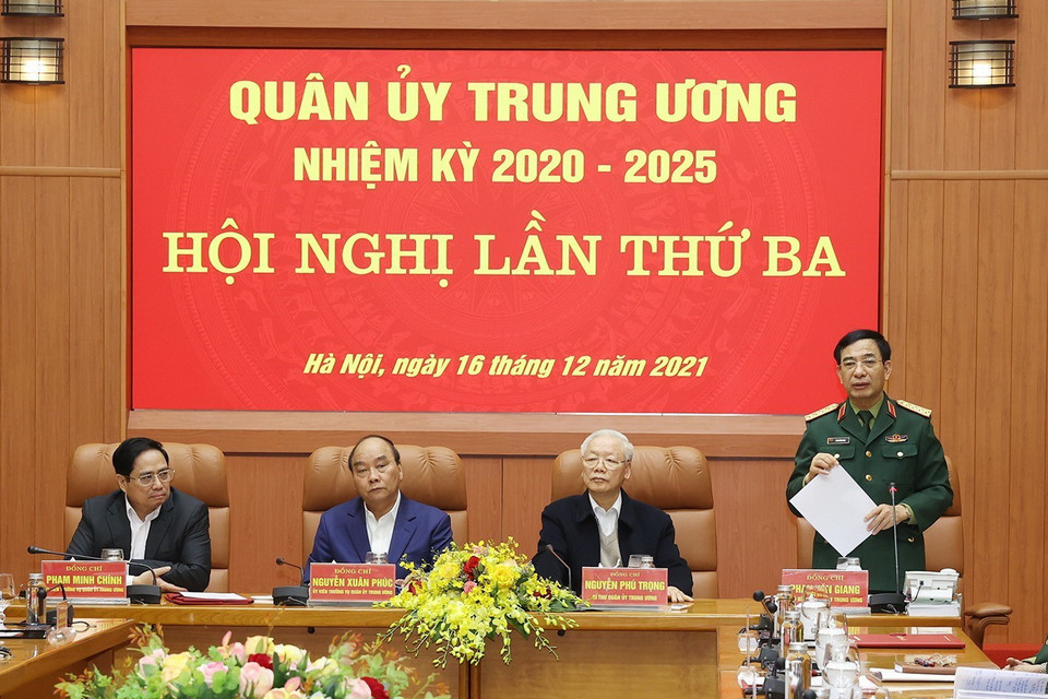 Đại tướng Phan Văn Giang, Ủy viên Bộ Chính trị, Phó Bí thư Quân ủy Trung ương, Bộ trưởng Bộ Quốc phòng phát biểu tại hội nghị. (Ảnh: Trí Dũng/TTXVN)