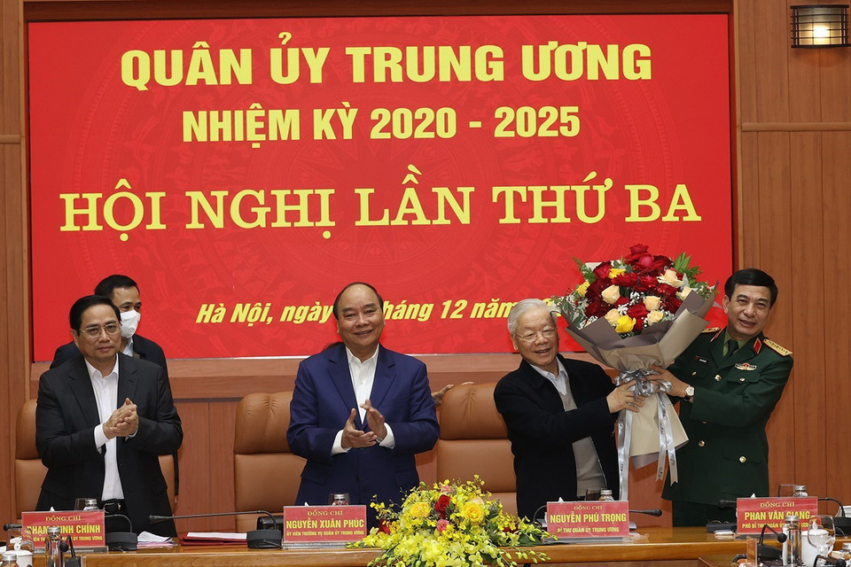 Thay mặt Quân ủy Trung ương, Đại tướng Phan Văn Giang, Ủy viên Bộ Chính trị, Phó Bí thư Quân ủy Trung ương, Bộ trưởng Bộ Quốc phòng tặng hoa chúc mừng Tổng Bí thư Nguyễn Phú Trọng, Bí thư Quân ủy Trung ương nhận Giải thưởng Lenin của Đoàn Chủ tịch Ban Chấp hành Trung ương Đảng Cộng sản Liên bang Nga. (Ảnh: Trí Dũng/TTXVN)