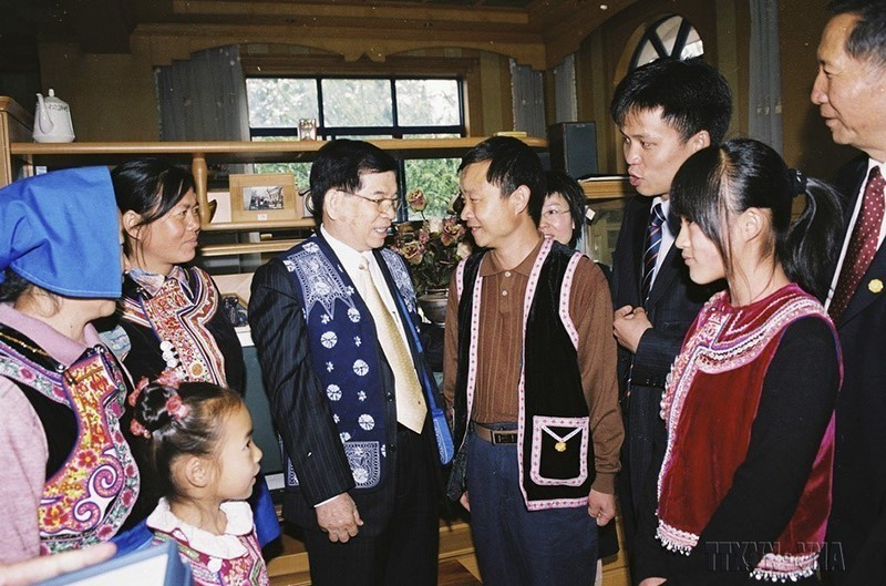 Chủ tịch nước Nguyễn Minh Triết thăm gia đình nông dân làm kinh tế giỏi ở thị trấn Đoàn kết, quận Tây Sơn, thành phố Côn Minh, tỉnh Vân Nam, trong chuyến thăm hữu nghị chính thức Trung Quốc từ ngày 15-18/5/2007. (Ảnh: Nguyễn Khang/TTXVN)