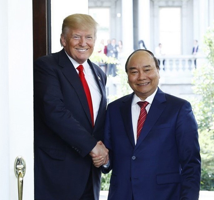 Tổng thống Donald Trump đón Thủ tướng Nguyễn Xuân Phúc tại Nhà Trắng ở Thủ đô Washington D.C, ngày 31/5/2017, trong chuyến thăm chính thức Hoa Kỳ từ 29-31/5/2017. (Ảnh: Thống Nhất/TTXVN)