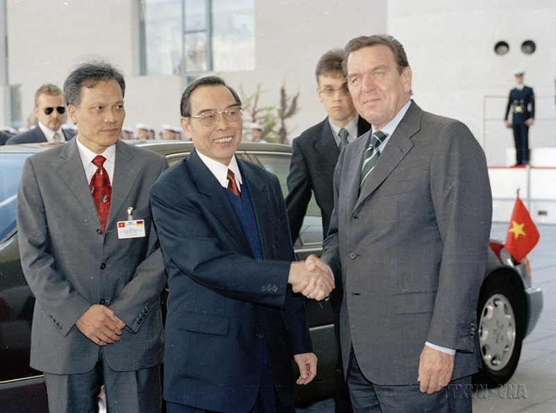 Thủ tướng Đức Gerhard Schröder đón Thủ tướng Phan Văn Khải thăm chính thức Cộng hòa Liên bang Đức, tháng 10/2001. (Ảnh: Thế Thuần/TTXVN)
