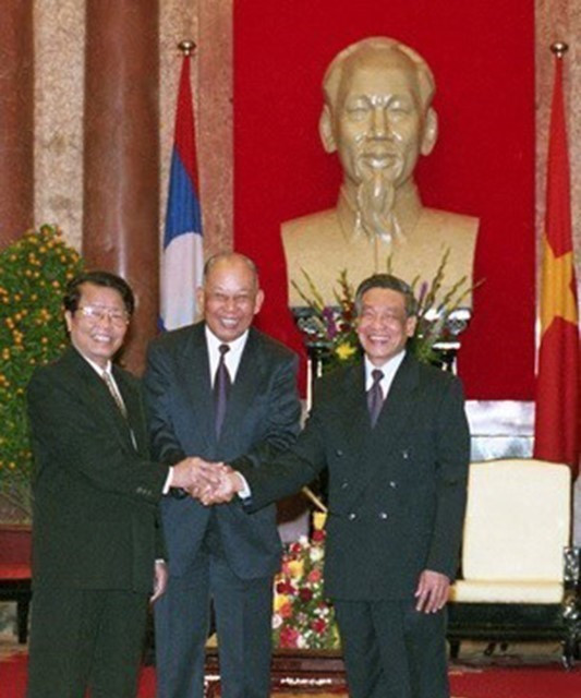 Tổng Bí thư Lê Khả Phiêu, Chủ tịch nước Trần Đức Lương và đồng chí Khamtai Siphandon, Chủ tịch BCH Trung ương Đảng Nhân dân Cách mạng Lào, Chủ tịch nước Lào tại Phủ Chủ tịch, trong chuyến thăm Việt Nam, ngày 4/1/1999. (Ảnh: Nguyễn Khang/TTXVN)