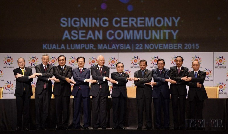 Thủ tướng Nguyễn Tấn Dũng cùng các nhà lãnh đạo ASEAN tại Lễ ký Tuyên bố Kuala Lumpur 2015 về việc thành lập Cộng đồng ASEAN 2015, tầm nhìn 2015, ngày 22/11/2015, tại Kuala Lumpur (Malaysia). (Ảnh: Tư liệu TTXVN)