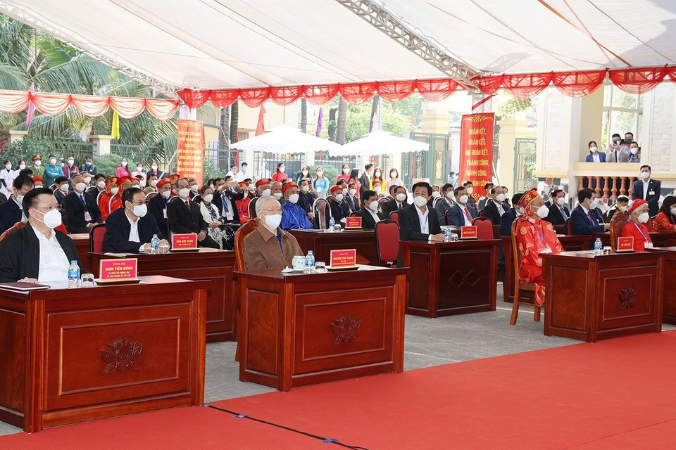 Tổng Bí thư Nguyễn Phú Trọng và các đại biểu dự Ngày hội Đại đoàn kết toàn dân tộc tại thôn 5, xã Yên Sở, huyện Hoài Đức, Hà Nội. (Ảnh: Trí Dũng/TTXVN)