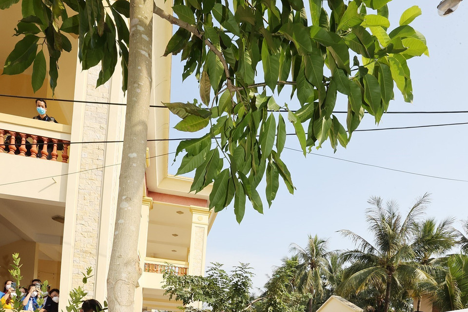  Tổng Bí thư Nguyễn Phú Trọng trồng cây lưu niệm tại thôn 5, xã Yên Sở, huyện Hoài Đức. (Ảnh: Trí Dũng/TTXVN)