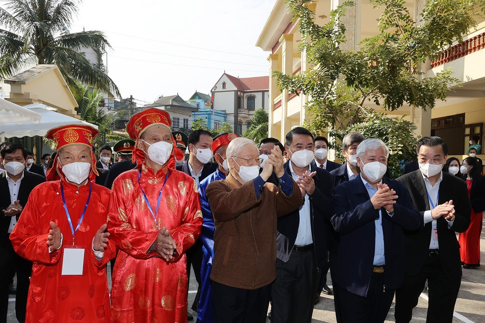 Tổng Bí thư Nguyễn Phú Trọng và các đại biểu đến dự Ngày hội Đại đoàn kết toàn dân tộc tại thôn 5, xã Yên Sở, huyện Hoài Đức. (Ảnh: Trí Dũng/TTXVN)