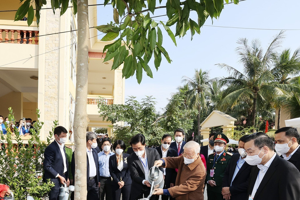  Tổng Bí thư Nguyễn Phú Trọng trồng cây lưu niệm tại thôn 5, xã Yên Sở, huyện Hoài Đức. (Ảnh: Trí Dũng/TTXVN)