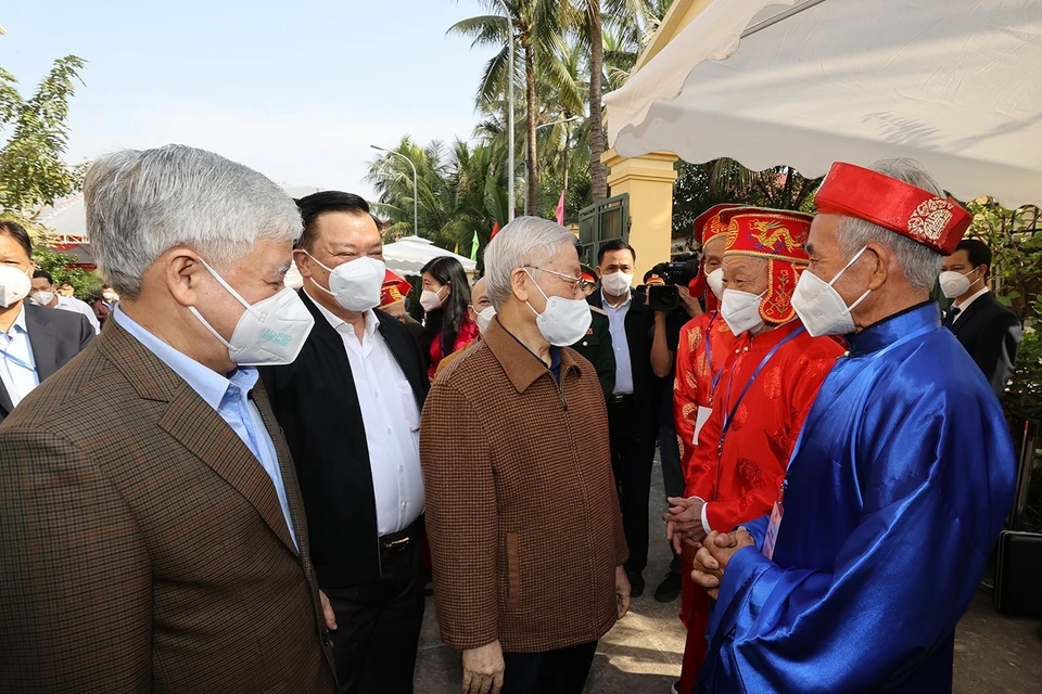 Tổng Bí thư Nguyễn Phú Trọng với nhân dân tại thôn 5, xã Yên Sở, huyện Hoài Đức. (Ảnh: Trí Dũng/TTXVN)