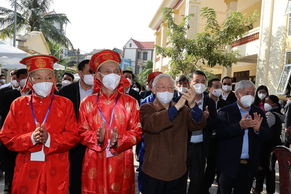 Tổng Bí thư Nguyễn Phú Trọng và các đại biểu đến dự Ngày hội Đại đoàn kết toàn dân tộc tại thôn 5, xã Yên Sở, huyện Hoài Đức. (Ảnh: Trí Dũng/TTXVN)