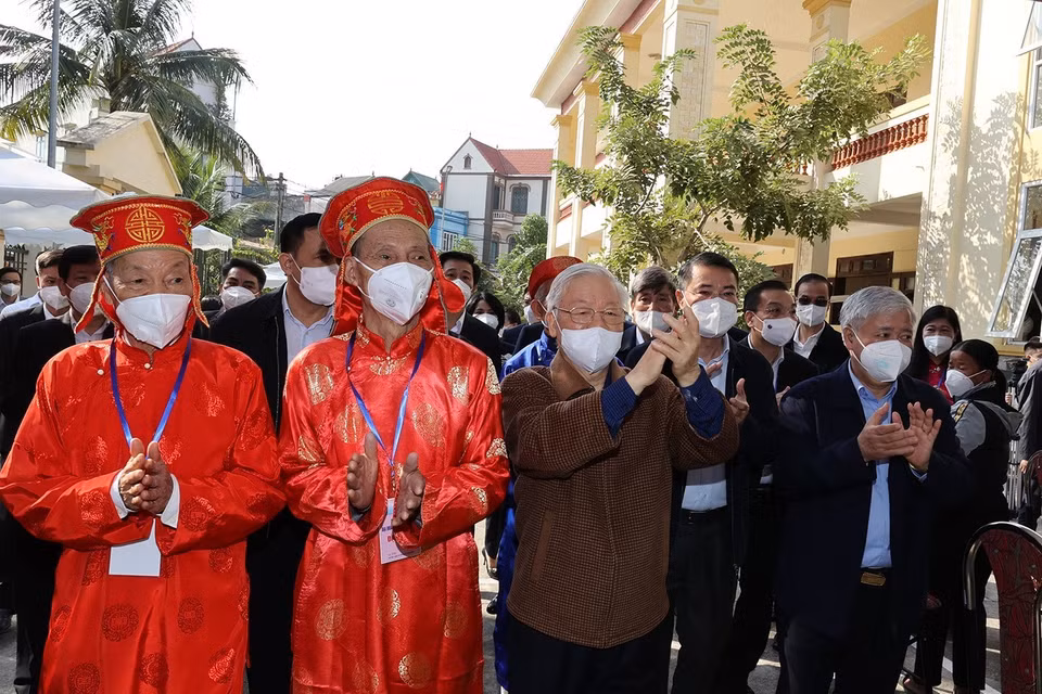 Tổng Bí thư Nguyễn Phú Trọng và các đại biểu đến dự Ngày hội Đại đoàn kết toàn dân tộc tại thôn 5, xã Yên Sở, huyện Hoài Đức. (Ảnh: Trí Dũng/TTXVN)