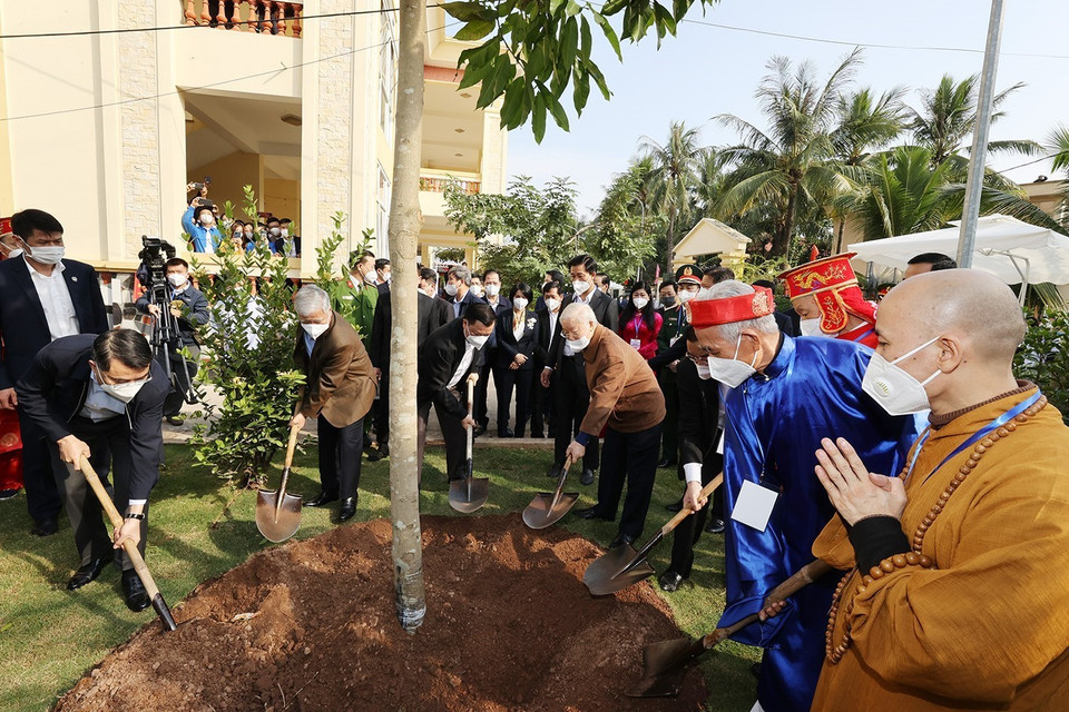  Tổng Bí thư Nguyễn Phú Trọng trồng cây lưu niệm tại thôn 5, xã Yên Sở, huyện Hoài Đức. (Ảnh: Trí Dũng/TTXVN)