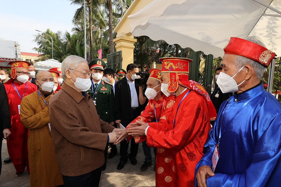 Tổng Bí thư Nguyễn Phú Trọng với nhân dân thôn 5, xã Yên Sở, huyện Hoài Đức. (Ảnh: Trí Dũng/TTXVN)