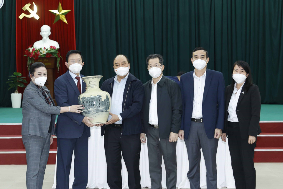 Chủ tịch nước Nguyễn Xuân Phúc tặng quà cho Công ty cổ phần dệt may 29/3. (Ảnh: Thống Nhất/TTXVN)