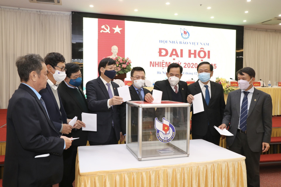 Đại biểu bỏ phiếu bầu Ban chấp hành khóa mới nhiệm kỳ 2020-2025. (Ảnh: Minh Quyết/TTXVN)