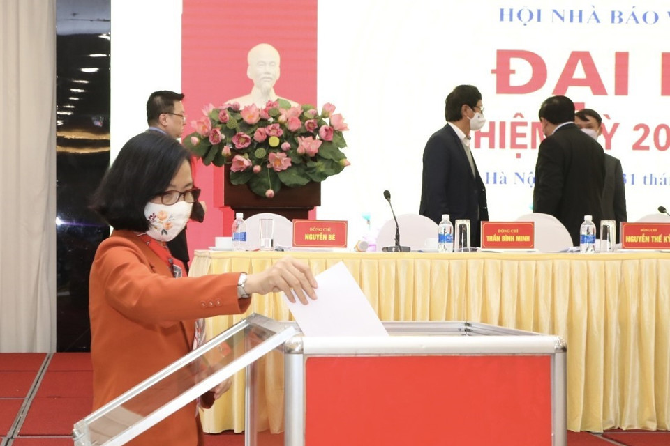 Đại biểu bỏ phiếu bầu Ban chấp hành khóa XI, nhiệm kỳ 2020-2025. (Ảnh: Minh Quyết/TTXVN)