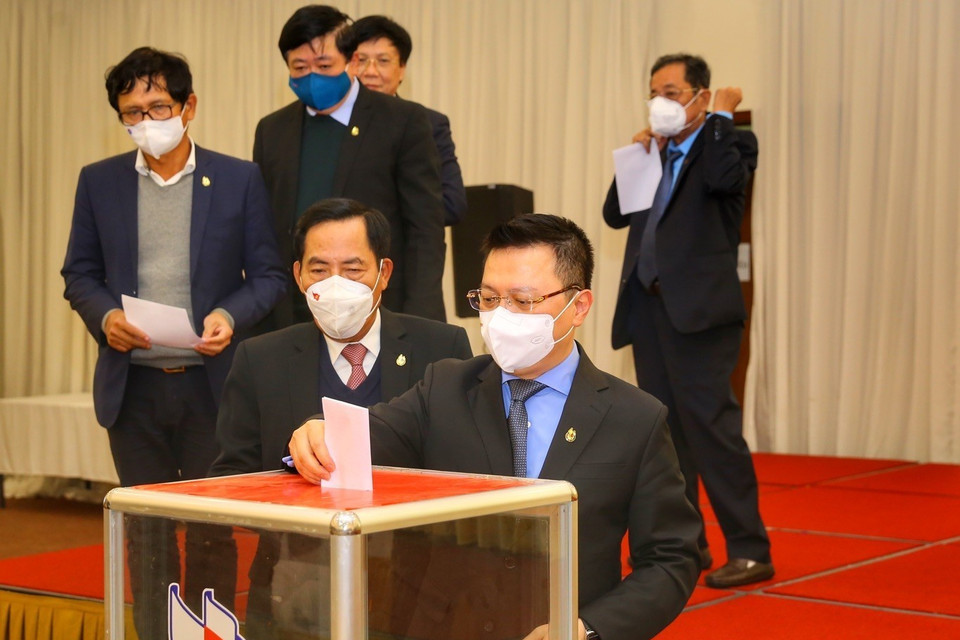 Đại biểu bỏ phiếu bầu Ban Chấp hành khóa XI, nhiệm kỳ 2020-2025. (Ảnh: Tuấn Đức/TTXVN)