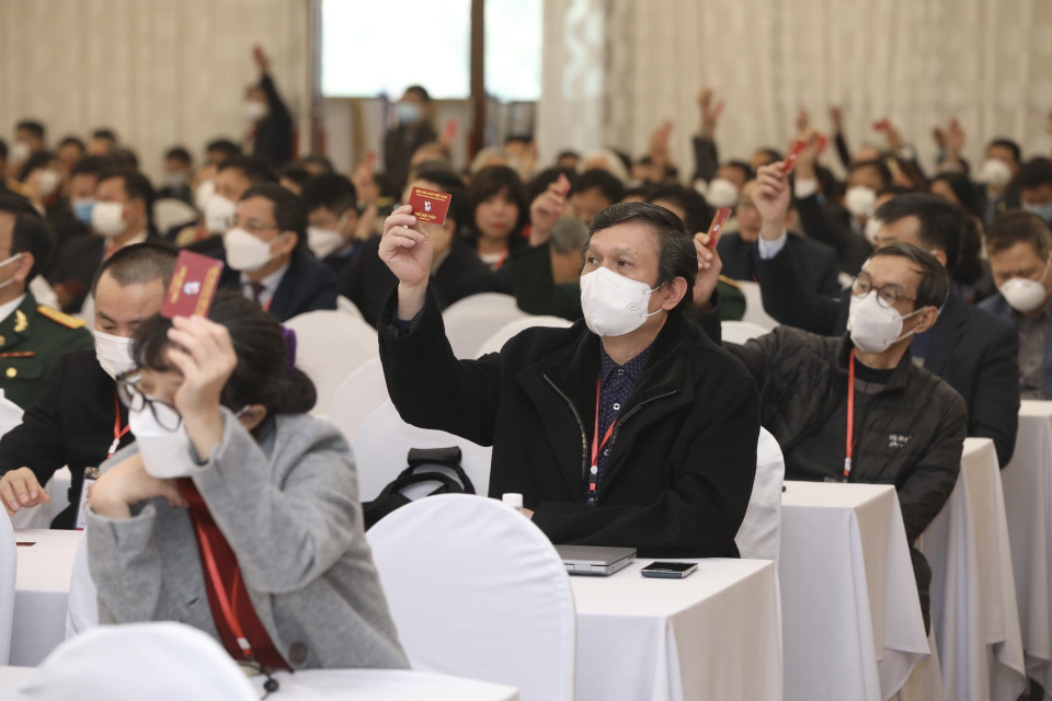 Đại biểu biểu quyết về nhân sự Ban chấp hành khóa XI, Ban kiểm phiếu. (Ảnh: Minh Quyết/TTXVN)