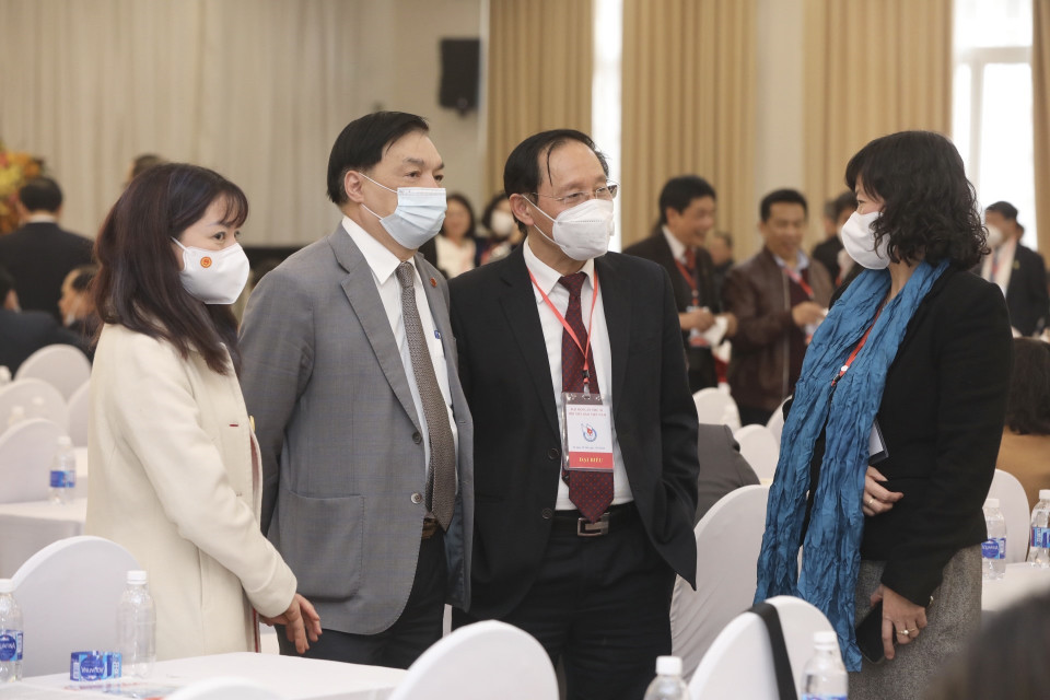 Đại biểu trao đổi bên lề Đại hội. (Ảnh: Minh Quyết/TTXVN)