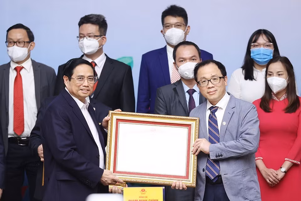 Thủ tướng Phạm Minh Chính trao Bằng khen cho các cá nhân tiêu biểu, xuất sắc trong công tác phòng, chống dịch COVID-19. (Ảnh: Dương Giang/TTXVN)