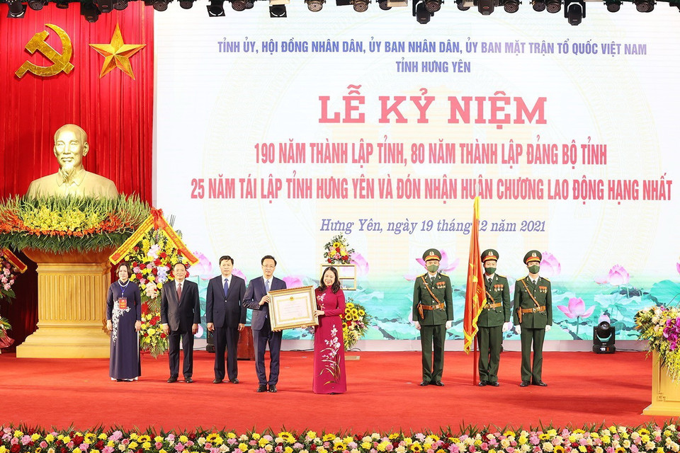 Phó Chủ tịch nước Võ Thị Ánh Xuân trao Huân chương Lao động hạng Nhất cho Đảng bộ, chính quyền và nhân dân tỉnh Hưng Yên. (Ảnh: Trí Dũng/TTXVN)