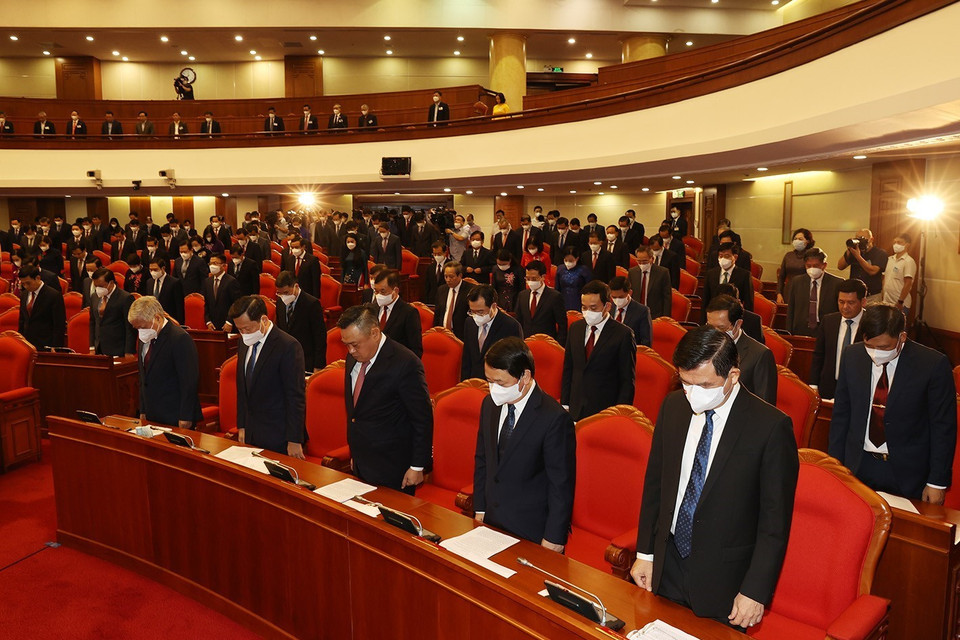 Các lãnh đạo Đảng, Nhà nước và các đại biểu dành một phút mặc niệm đồng bào tử vong, cán bộ, chiến sỹ hy sinh trong đại dịch COVID-19. (Ảnh: Trí Dũng/TTXVN)