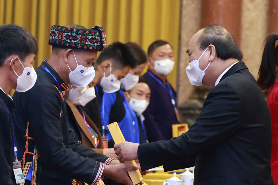 Chủ tịch nước Nguyễn Xuân Phúc tặng ảnh chân dung Chủ tịch Hồ Chí Minh cho các đại biểu người có uy tín, trưởng thôn tiêu biểu tỉnh Bắc Kạn. (Ảnh: Thống Nhất/TTXVN)