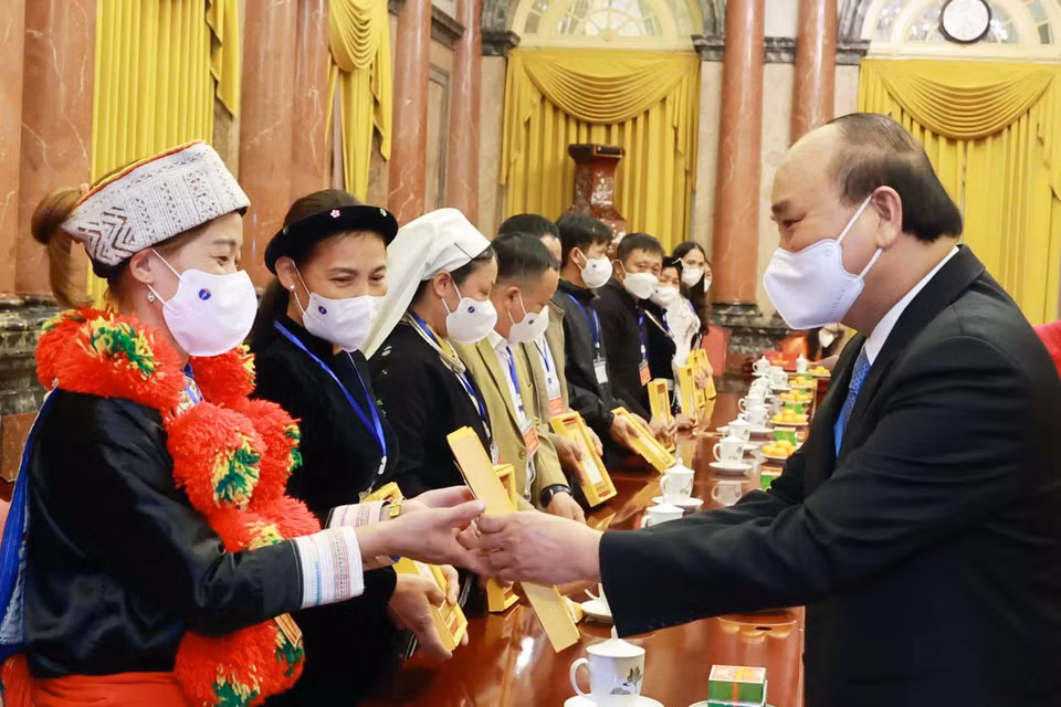 Chủ tịch nước Nguyễn Xuân Phúc tặng ảnh chân dung Chủ tịch Hồ Chí Minh cho các đại biểu người có uy tín, trưởng thôn tiêu biểu tỉnh Bắc Kạn. (Ảnh: Thống Nhất/TTXVN)