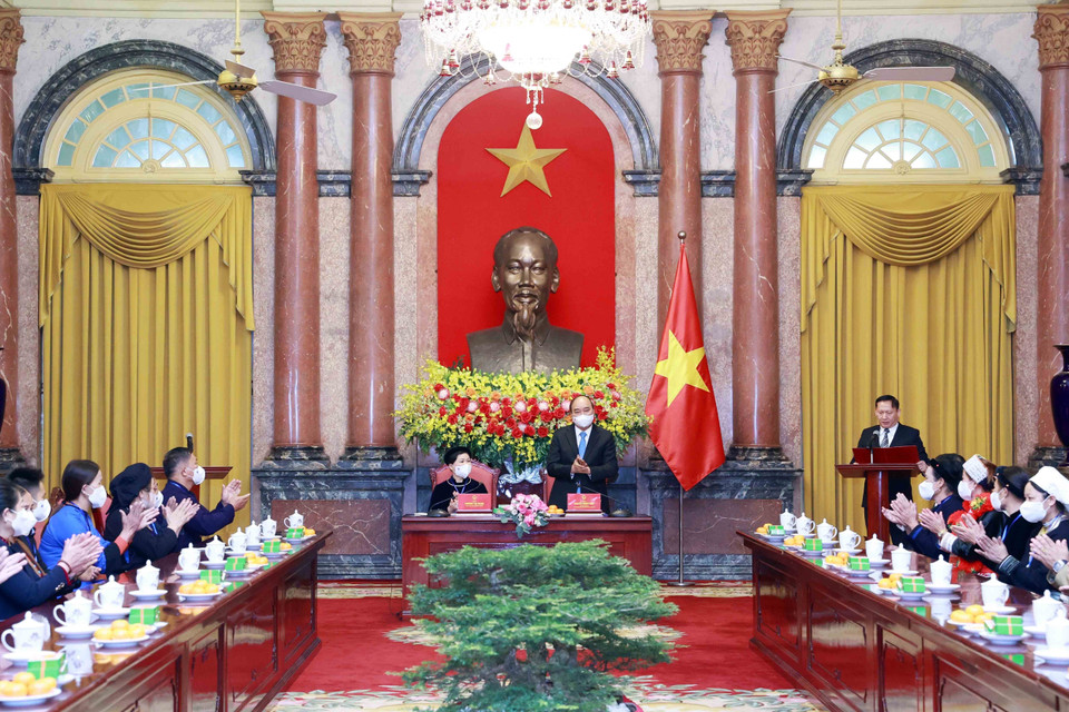 Chủ tịch nước Nguyễn Xuân Phúc gặp mặt Đoàn đại biểu người có uy tín, trưởng thôn tiêu biểu tỉnh Bắc Kạn. (Ảnh: Thống Nhất/TTXVN)