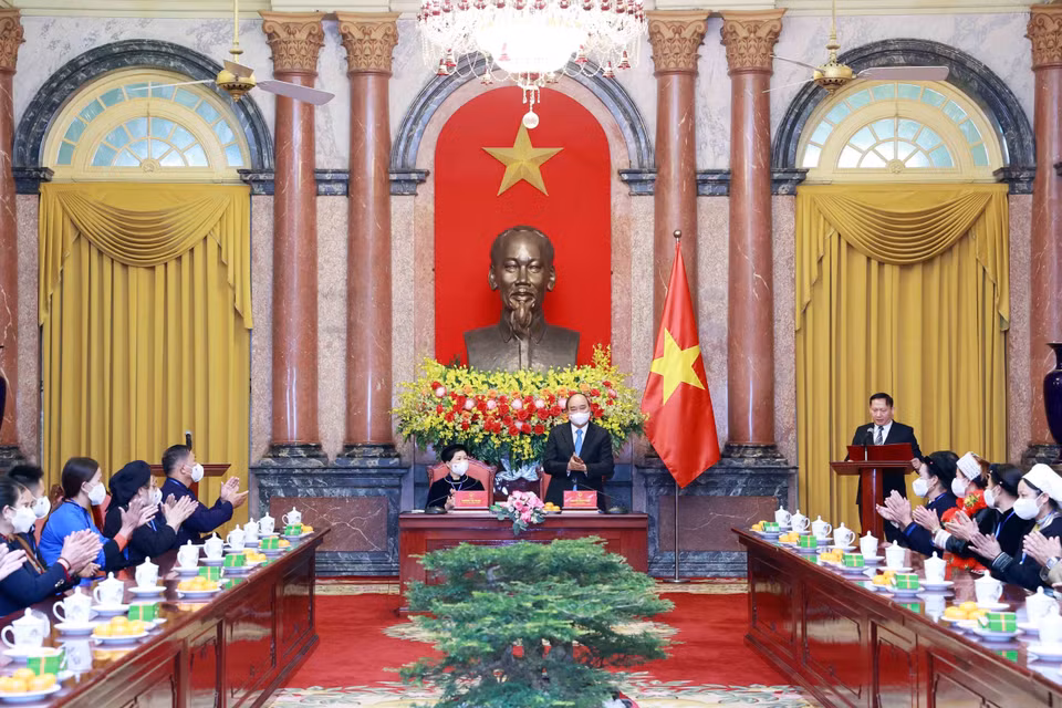 Chủ tịch nước Nguyễn Xuân Phúc gặp mặt Đoàn đại biểu người có uy tín, trưởng thôn tiêu biểu tỉnh Bắc Kạn. (Ảnh: Thống Nhất/TTXVN)