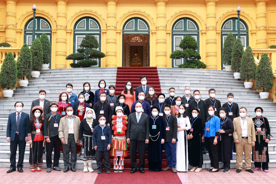 Chủ tịch nước Nguyễn Xuân Phúc với người có uy tín, trưởng thôn tiêu biểu tỉnh Bắc Kạn. (Ảnh: Thống Nhất/TTXVN)