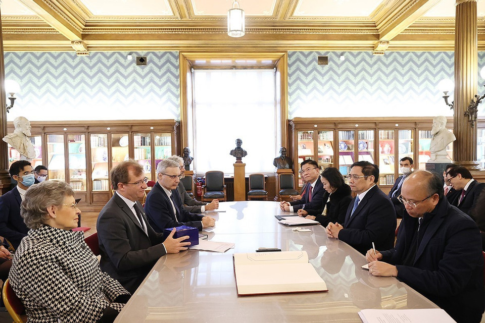 Thủ tướng Phạm Minh Chính tại buổi thăm, làm việc tại Viện Pasteur Paris. (Ảnh: Dương Giang/TTXVN)