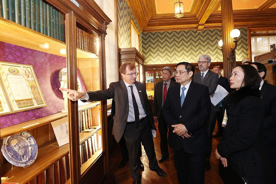 Thủ tướng Phạm Minh Chính thăm, làm việc tại Viện Pasteur Paris. (Ảnh: Dương Giang/TTXVN)