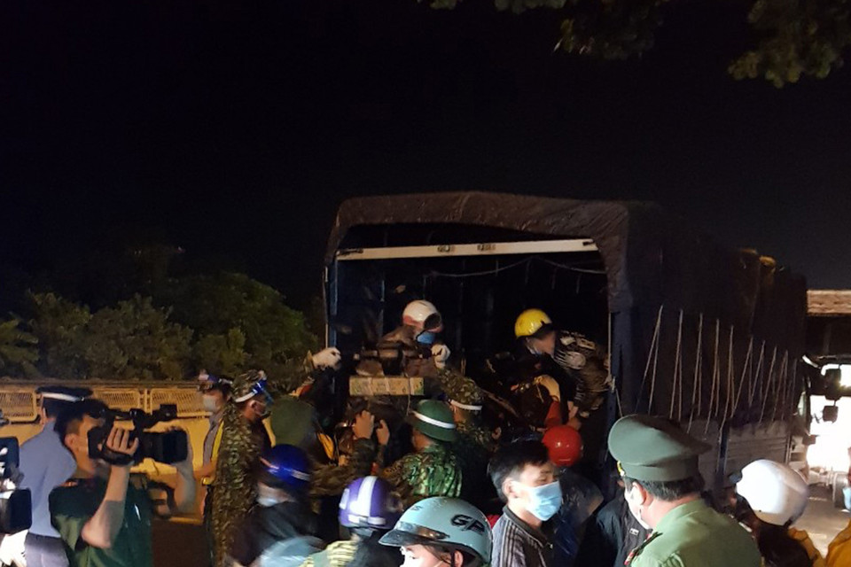  Lực lượng chức năng tỉnh Ninh Bình hỗ trợ công dân đi xe môtô qua địa bàn. (Ảnh: Đức Phương/TTXVN)