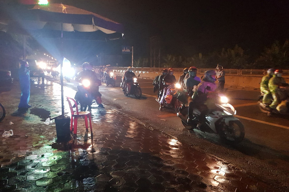  Nhiều người dân di chuyển trong đêm mưa lớn. (Ảnh: Đức Phương/TTXVN)