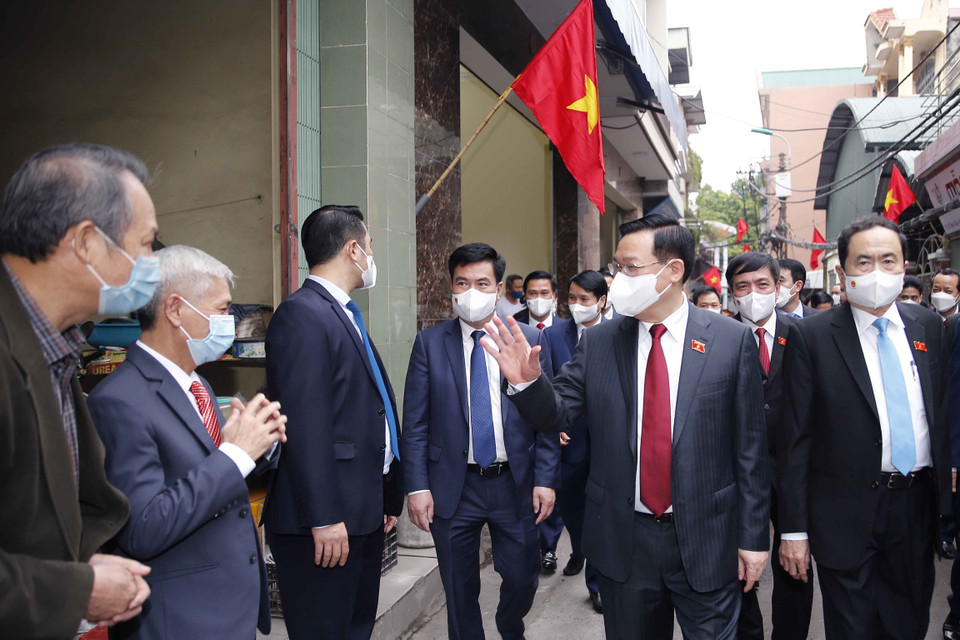 Chủ tịch Quốc hội Vương Đình Huệ với người dân thôn Tỉnh Cầu. (Ảnh: Doãn Tấn/TTXVN)