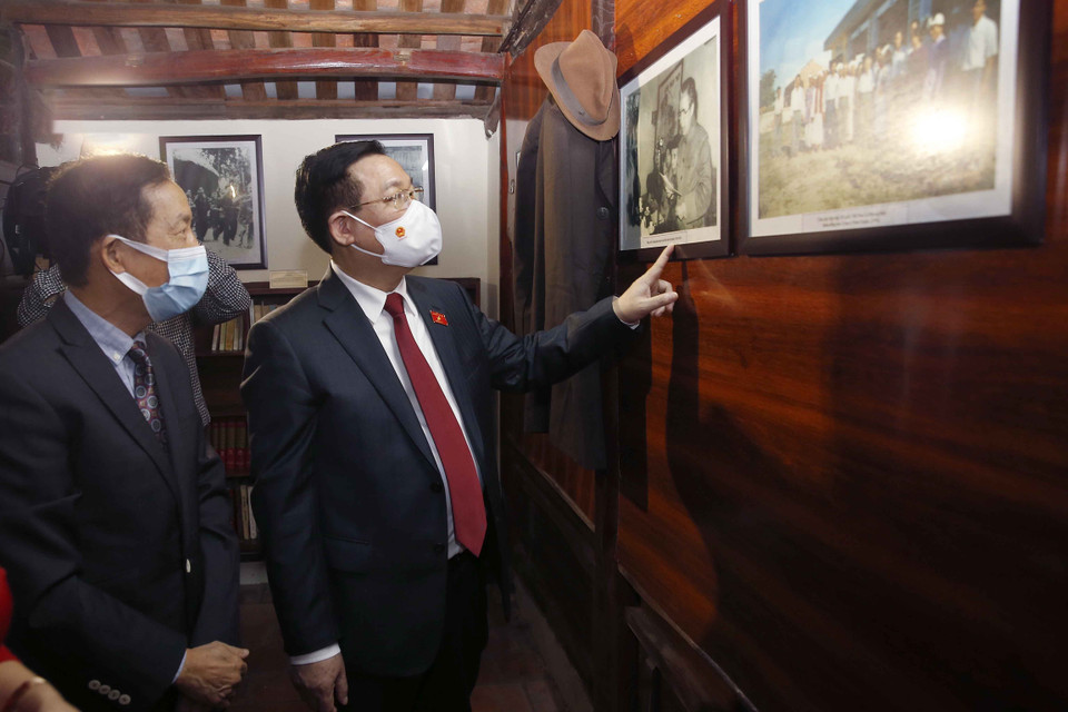 Chủ tịch Quốc hội Vương Đình Huệ và các đại biểu tham quan phòng trưng bày ảnh lưu niệm của đồng chí Lê Quang Đạo.(Ảnh: Doãn Tấn/TTXVN)