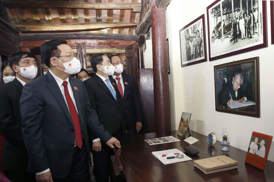 Chủ tịch Quốc hội Vương Đình Huệ và các đại biểu tham quan phòng trưng bày ảnh lưu niệm của đồng chí Lê Quang Đạo.(Ảnh: Doãn Tấn/TTXVN)