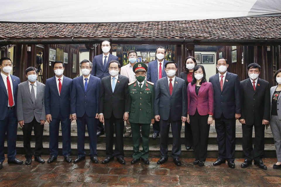 Chủ tịch Quốc hội Vương Đình Huệ với các đại biểu. (Ảnh: Doãn Tấn/TTXVN)