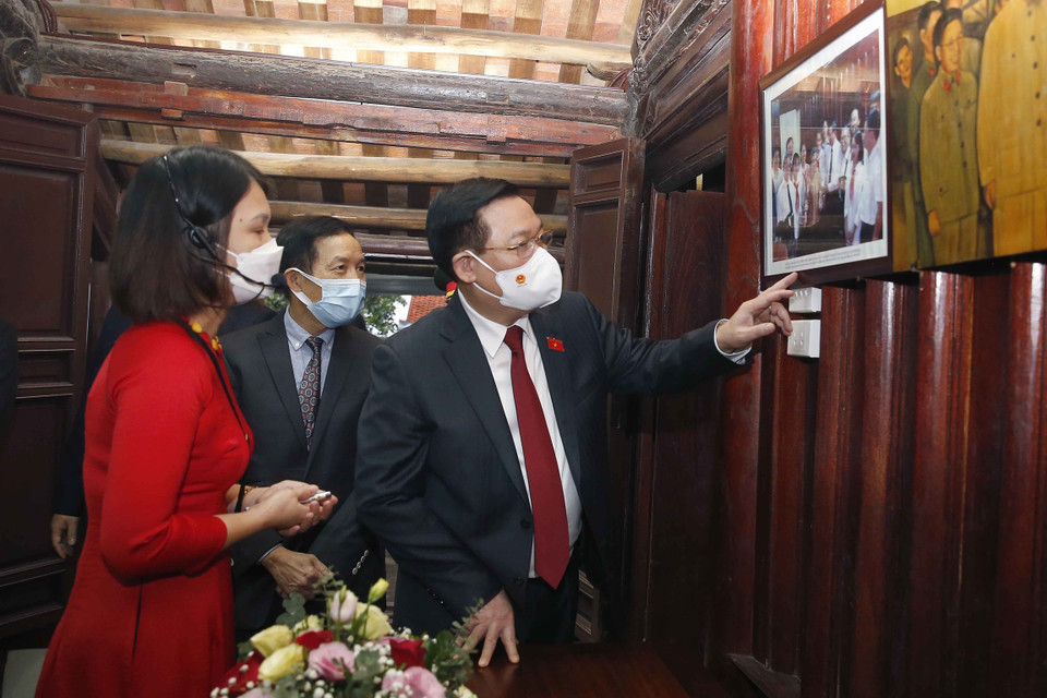 Chủ tịch Quốc hội Vương Đình Huệ và các đại biểu tham quan phòng trưng bày ảnh lưu niệm của đồng chí Lê Quang Đạo.(Ảnh: Doãn Tấn/TTXVN)