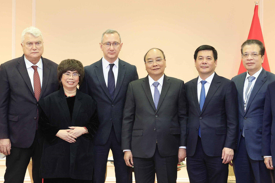 Chủ tịch nước Nguyễn Xuân Phúc và ông Vladislav Shapsha, Thống đốc tỉnh Kaluga cùng các đại biểu dự buổi tiếp. (Ảnh: Thống Nhất/TTXVN)