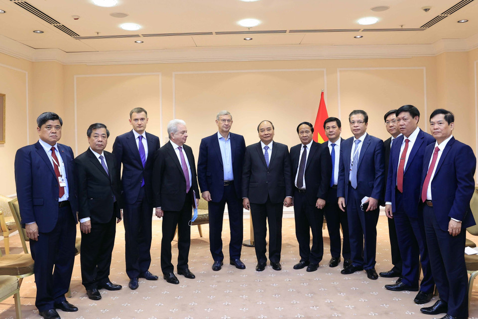 Chủ tịch nước Nguyễn Xuân Phúc tiếp lãnh đạo Tập đoàn Binnopharm - nhà sản xuất dược phẩm lớn nhất, đồng thời là một trong những doanh nghiệp chủ lực sản xuất vaccine Sputnik V của Nga hiện nay và một số công ty sản xuất vaccine, thuốc điều trị COVID-19. (Ảnh: Thống Nhất/TTXVN)